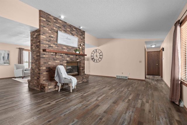 924 S KENSINGTON DRIVE, Appleton, WI 54915