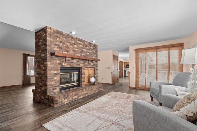 924 S KENSINGTON DRIVE, Appleton, WI 54915
