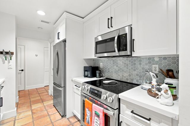 980 NW N River Drive 30, Miami, FL 33136