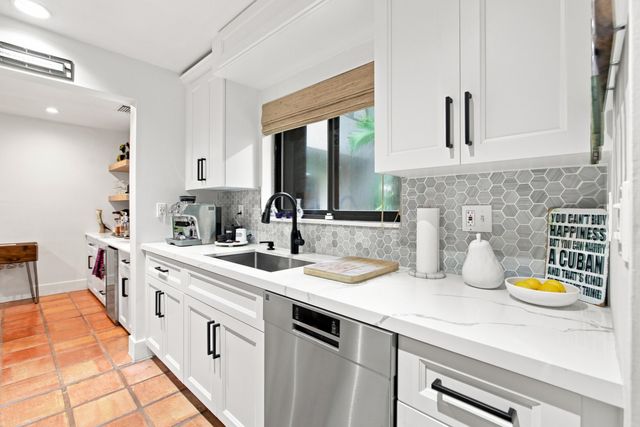 980 NW N River Drive 30, Miami, FL 33136