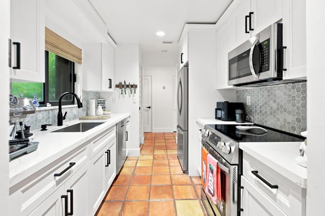 980 NW N River Drive 30, Miami, FL 33136