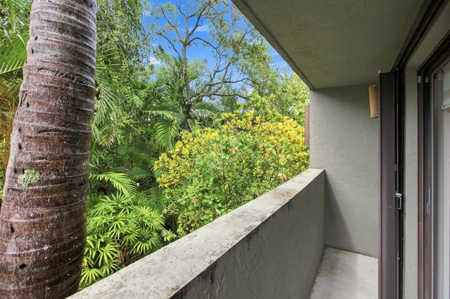 980 NW N River Drive 30, Miami, FL 33136