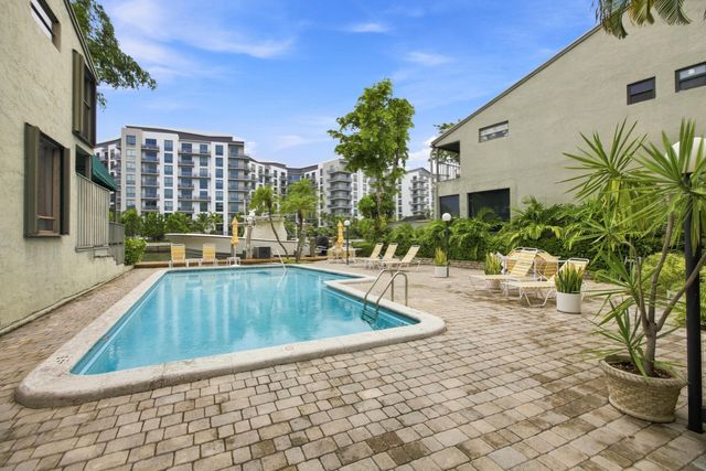 980 NW N River Drive 30, Miami, FL 33136