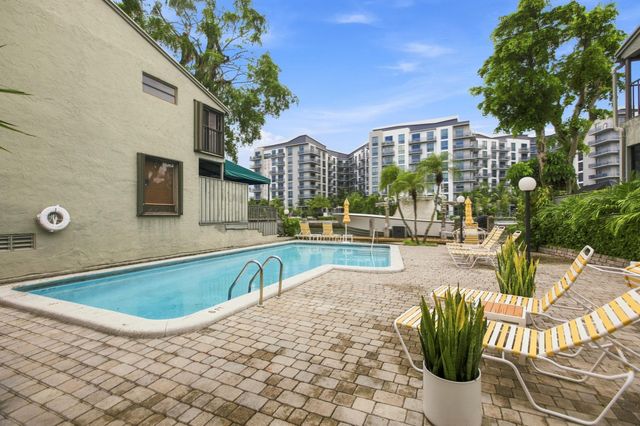 980 NW N River Drive 30, Miami, FL 33136