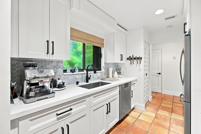 980 NW N River Drive 30, Miami, FL 33136