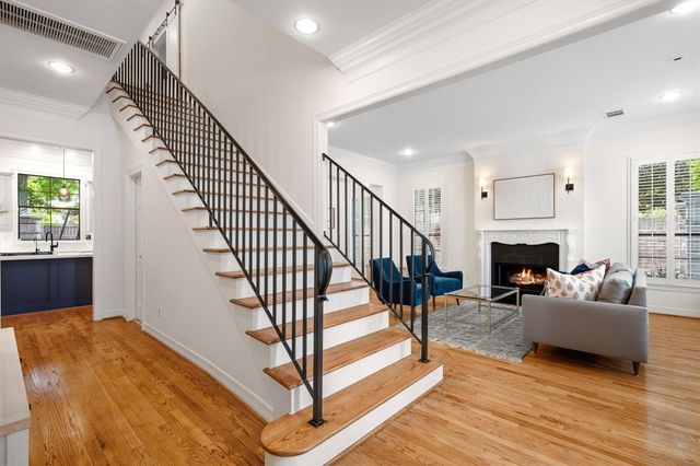 2 Pinewold Court, Houston, TX 77056