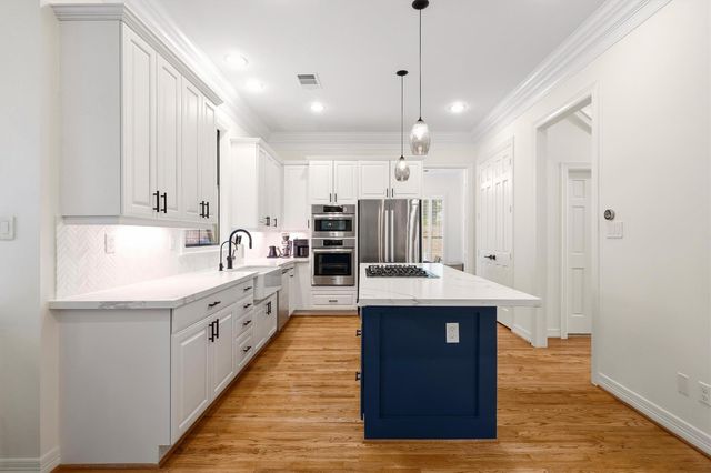 2 Pinewold Court, Houston, TX 77056