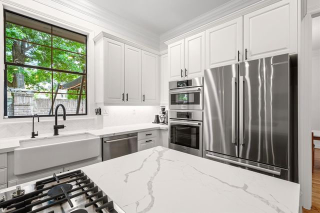 2 Pinewold Court, Houston, TX 77056