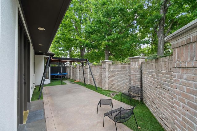 2 Pinewold Court, Houston, TX 77056