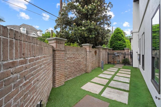 2 Pinewold Court, Houston, TX 77056