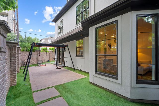 2 Pinewold Court, Houston, TX 77056