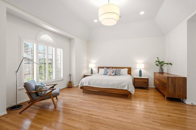 2 Pinewold Court, Houston, TX 77056