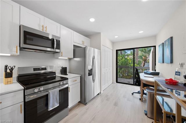 1808 Kings Lake BLVD 203, Naples, FL 34112