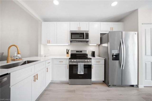 1808 Kings Lake BLVD 203, Naples, FL 34112