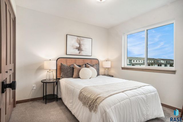 5714 E Avett Pl Place, Sioux Falls, SD 57108