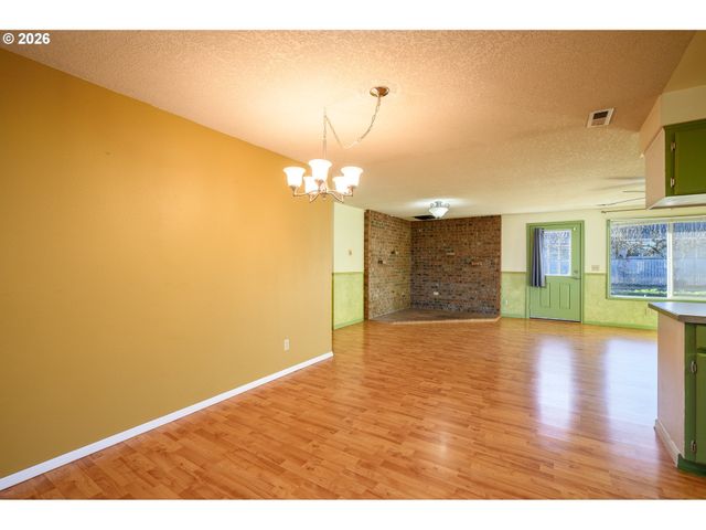 217 S 3RD St, Carlton, OR 97111