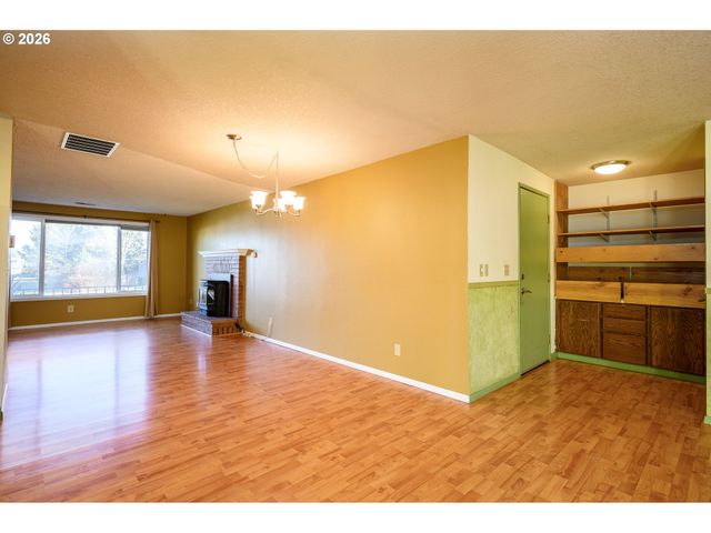 217 S 3RD St, Carlton, OR 97111