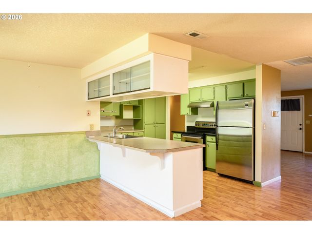 217 S 3RD St, Carlton, OR 97111