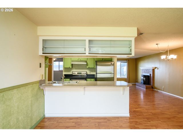 217 S 3RD St, Carlton, OR 97111