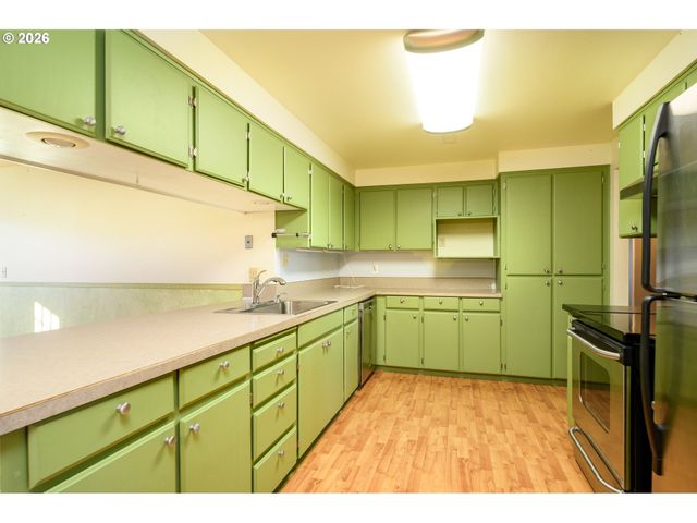 217 S 3RD St, Carlton, OR 97111