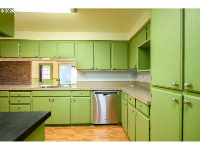 217 S 3RD St, Carlton, OR 97111