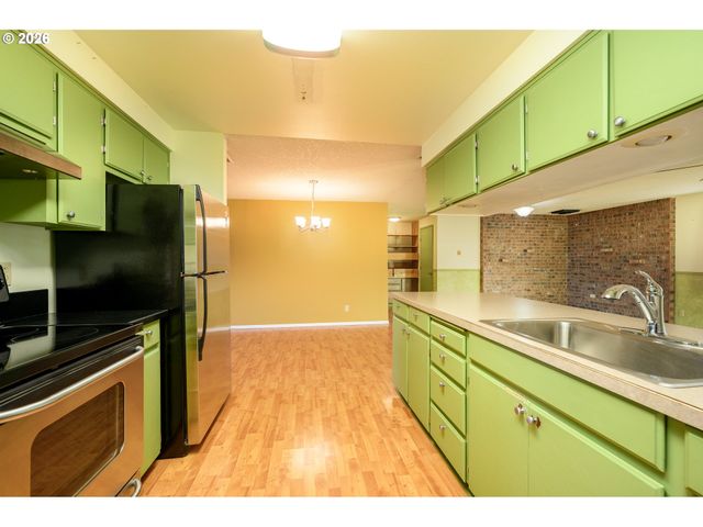 217 S 3RD St, Carlton, OR 97111