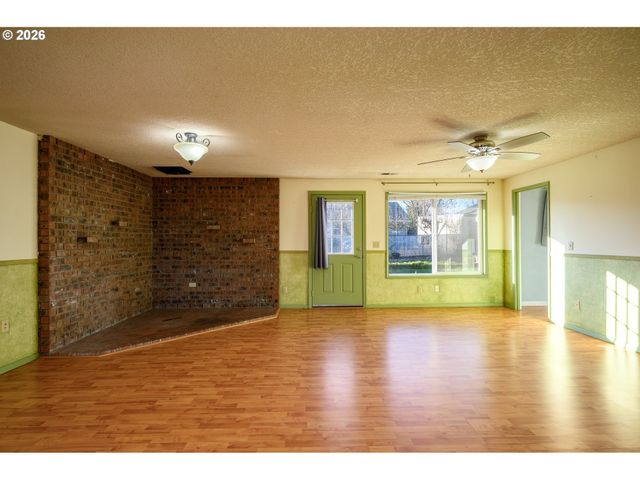 217 S 3RD St, Carlton, OR 97111