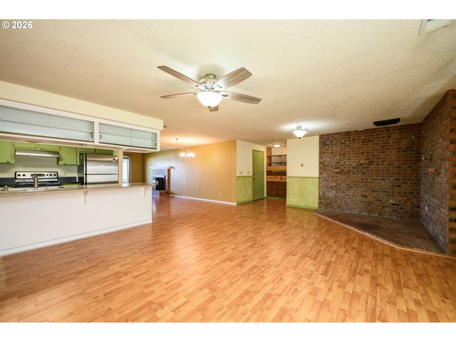 217 S 3RD St, Carlton, OR 97111