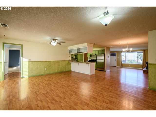 217 S 3RD St, Carlton, OR 97111