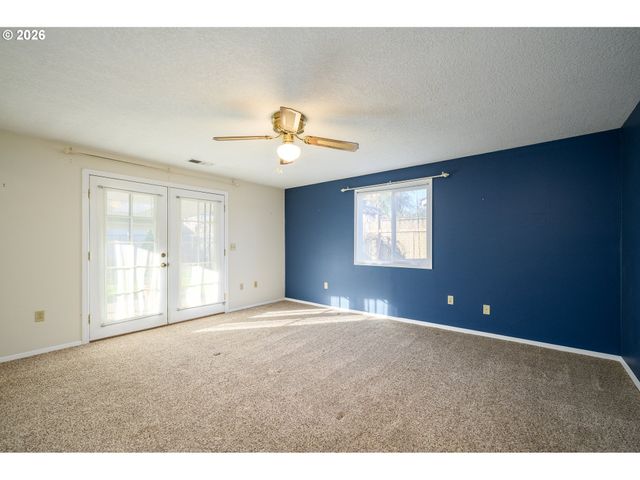 217 S 3RD St, Carlton, OR 97111