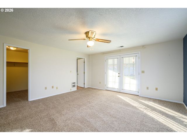 217 S 3RD St, Carlton, OR 97111