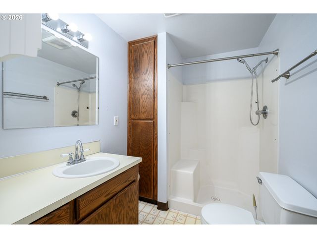 217 S 3RD St, Carlton, OR 97111