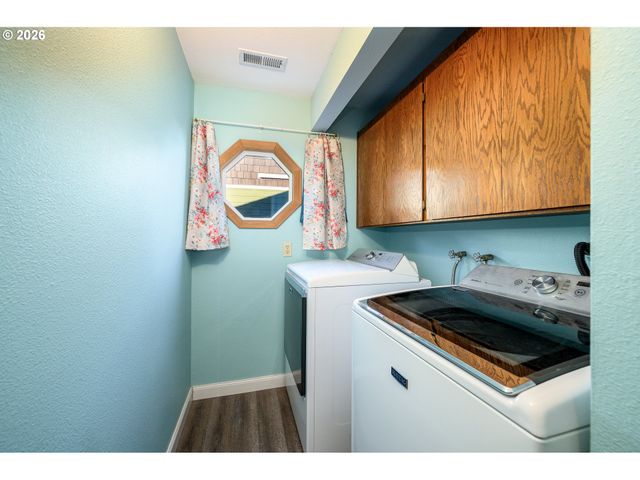 217 S 3RD St, Carlton, OR 97111