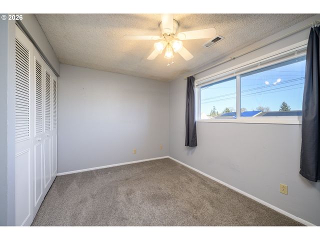 217 S 3RD St, Carlton, OR 97111