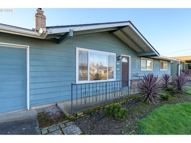 217 S 3RD St, Carlton, OR 97111