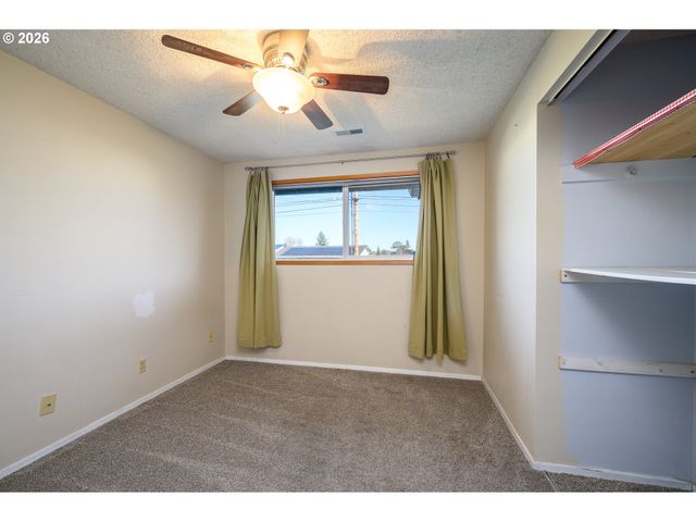 217 S 3RD St, Carlton, OR 97111