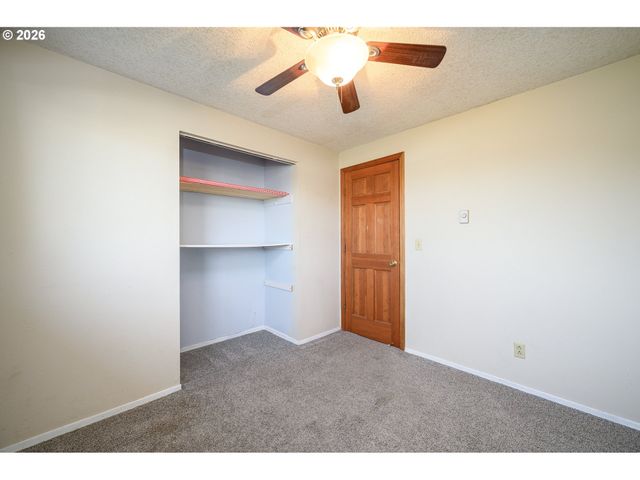 217 S 3RD St, Carlton, OR 97111