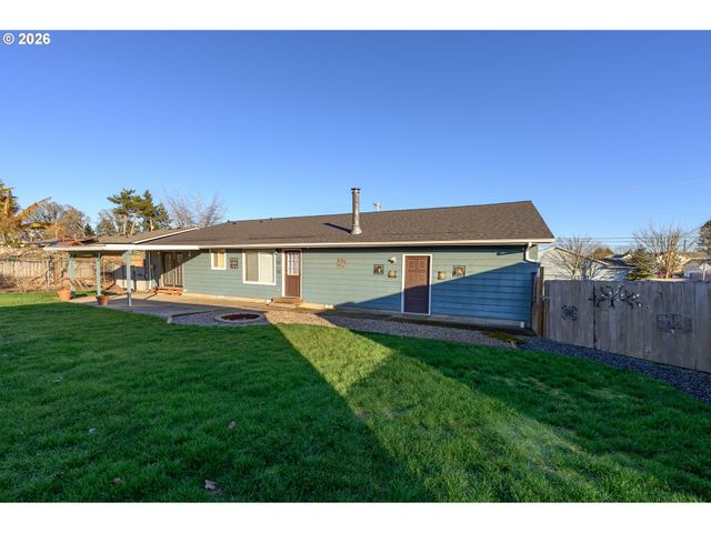 217 S 3RD St, Carlton, OR 97111