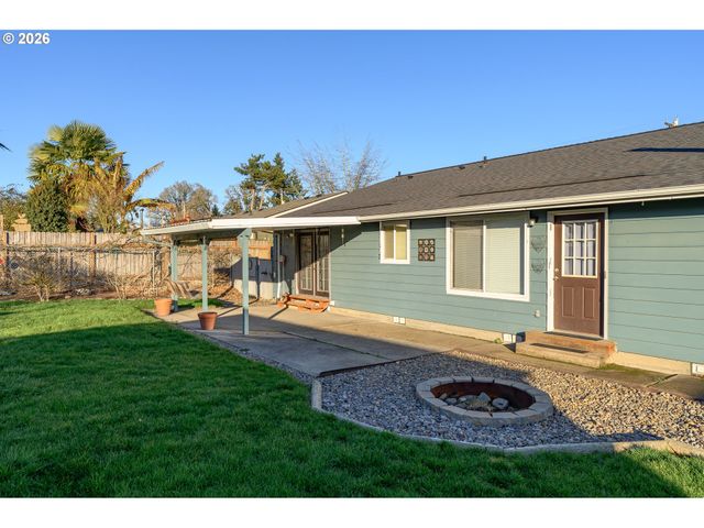 217 S 3RD St, Carlton, OR 97111