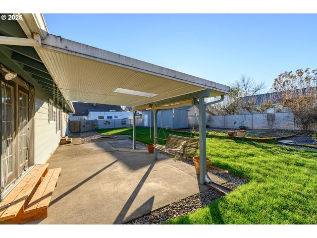 217 S 3RD St, Carlton, OR 97111