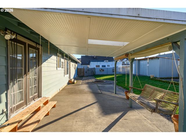 217 S 3RD St, Carlton, OR 97111