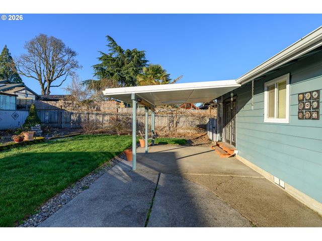 217 S 3RD St, Carlton, OR 97111