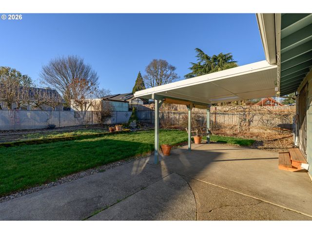 217 S 3RD St, Carlton, OR 97111