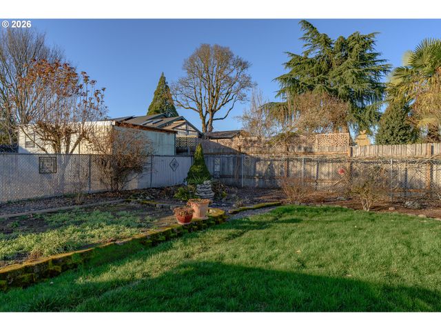 217 S 3RD St, Carlton, OR 97111