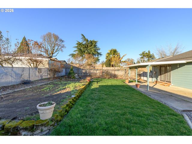 217 S 3RD St, Carlton, OR 97111