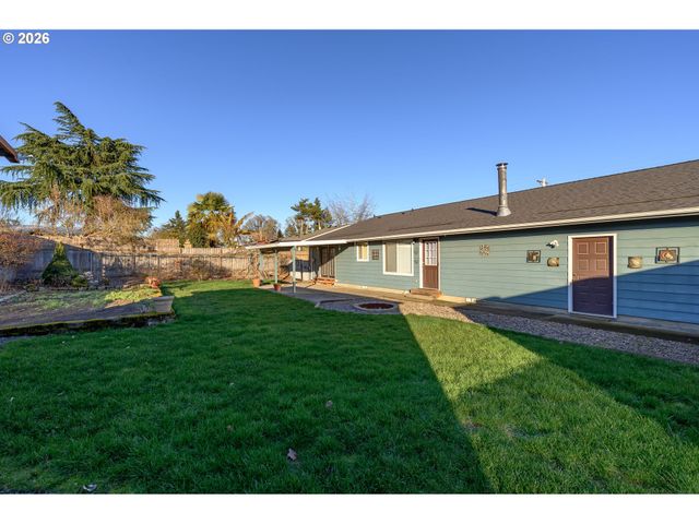 217 S 3RD St, Carlton, OR 97111