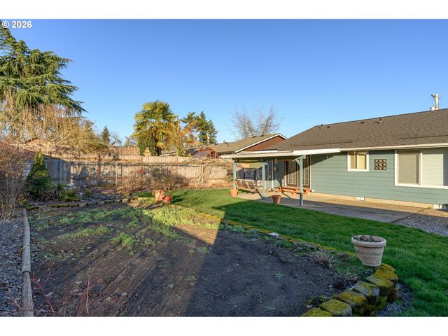 217 S 3RD St, Carlton, OR 97111