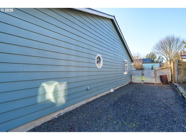 217 S 3RD St, Carlton, OR 97111