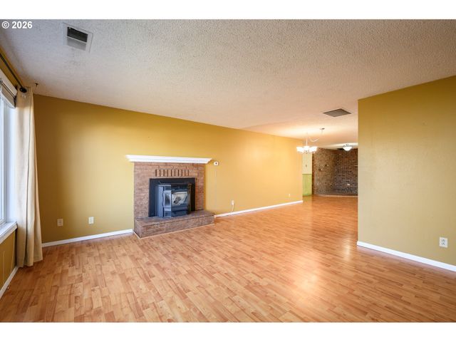 217 S 3RD St, Carlton, OR 97111