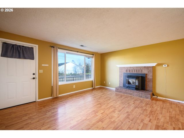 217 S 3RD St, Carlton, OR 97111